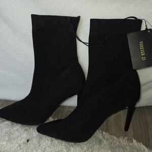 NWT Forever 21 Chic Black Sock Boots SZ 7.5, NEVER WORN, PERFECT COND